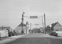 166518 Gezicht op de spoorwegovergang in de Herenstraat te Leiden.